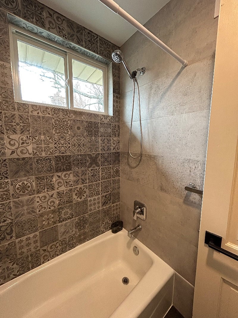 Shared hall bathroom - Photo #3