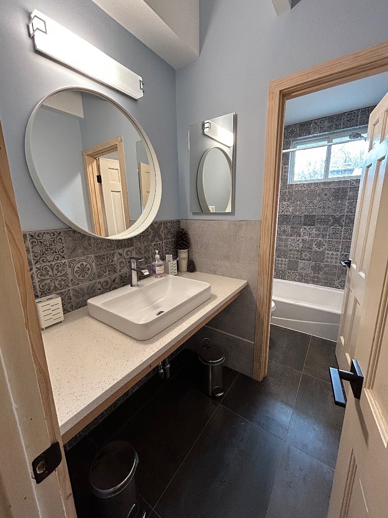 Shared hall bathroom - Photo #2