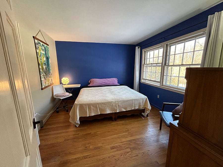 Additional bedroom #3 for rent for $1100.00 per month including utilities with shared hall bathroom. Room size: 12'-10" x 11'-2" - Photo #1 - King Bed (2 twin mattresses)