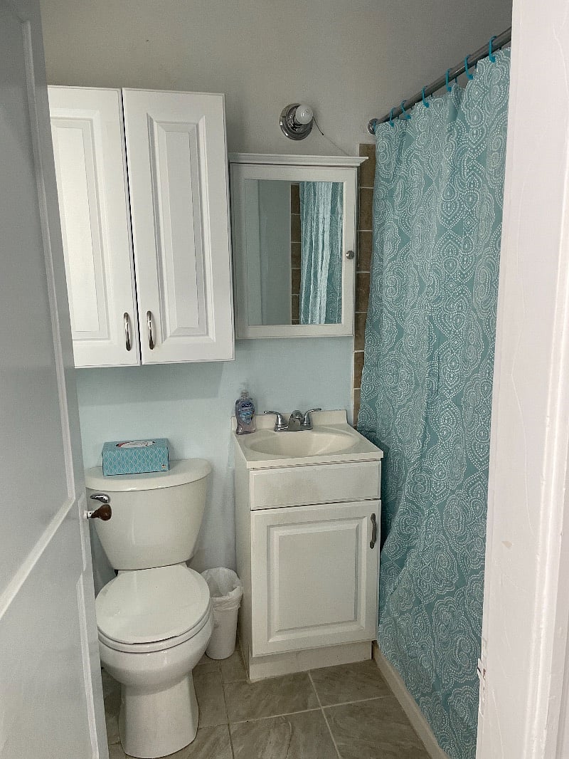 Bathroom with shower/tub.