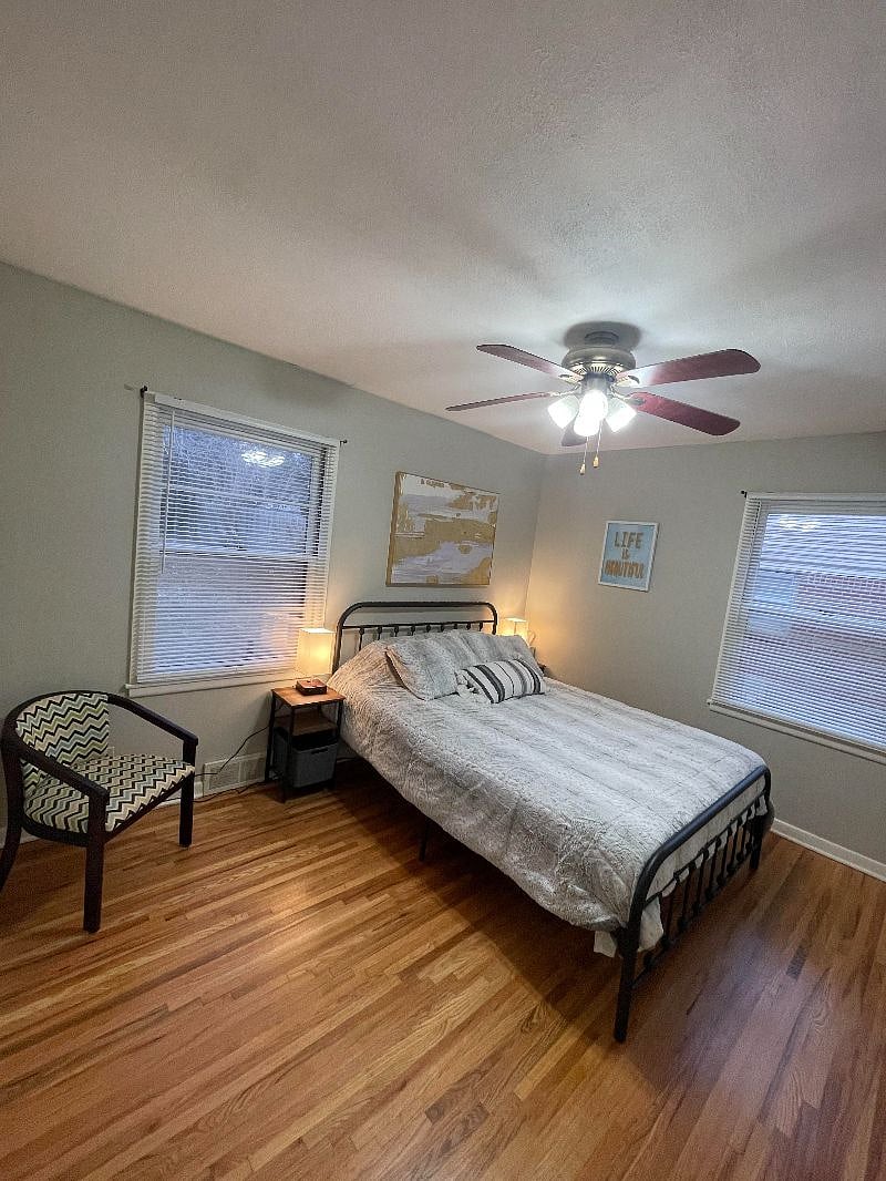 Second bedroom with queen bed