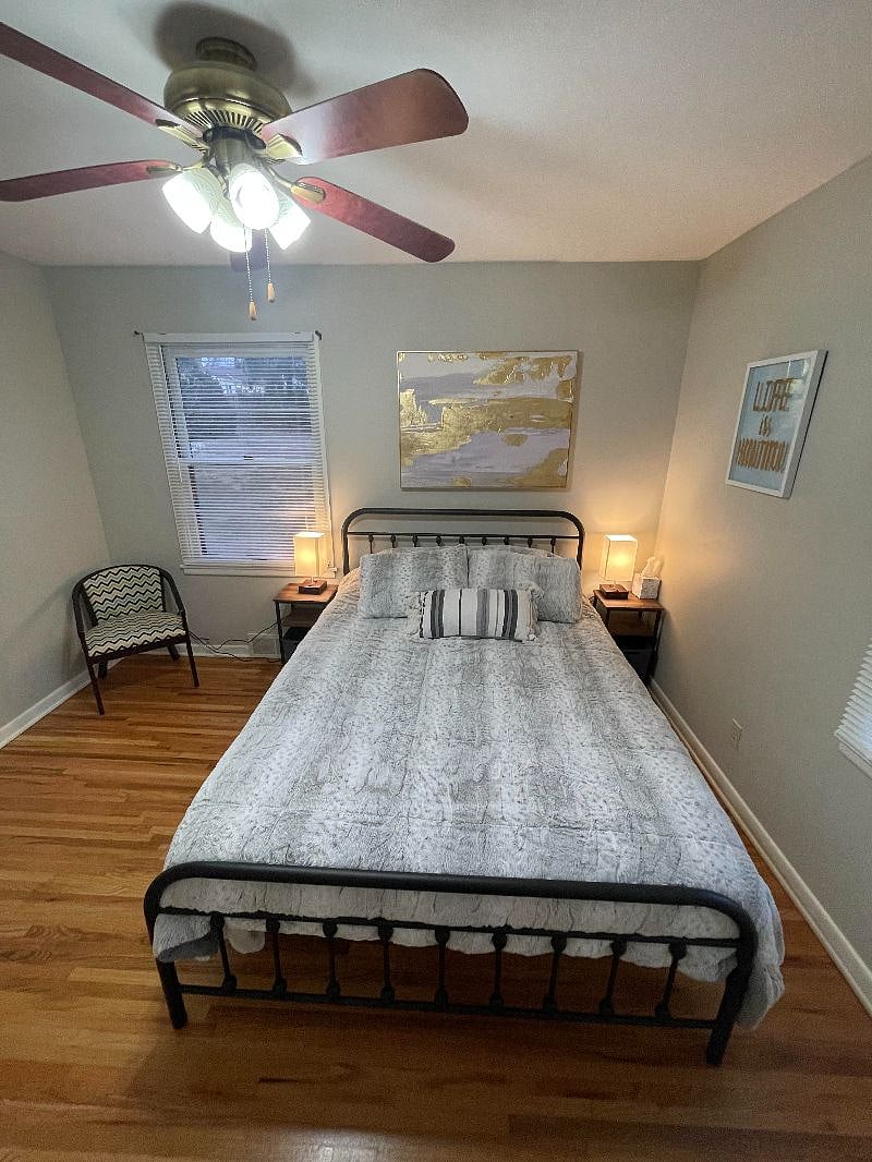 Second bedroom with queen bed