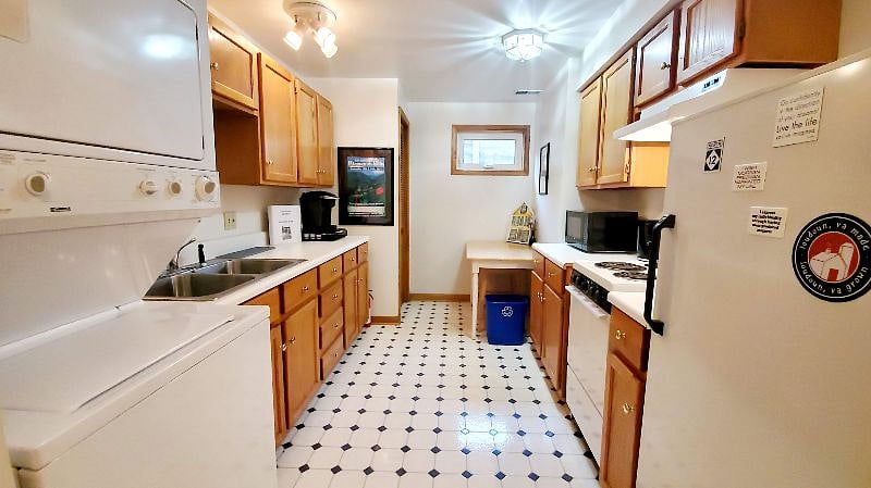 Full kitchen with stacked washer/dryer