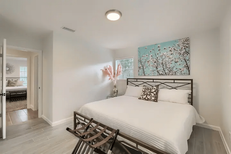 King size bed master bedroom with en suite private bathroom.