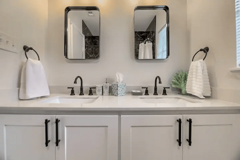 Master private bathroom.