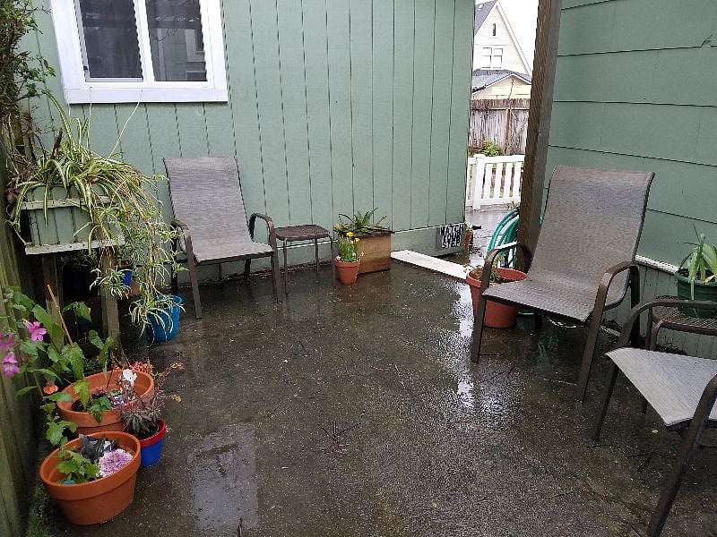 Outdoor sitting/smoking area.