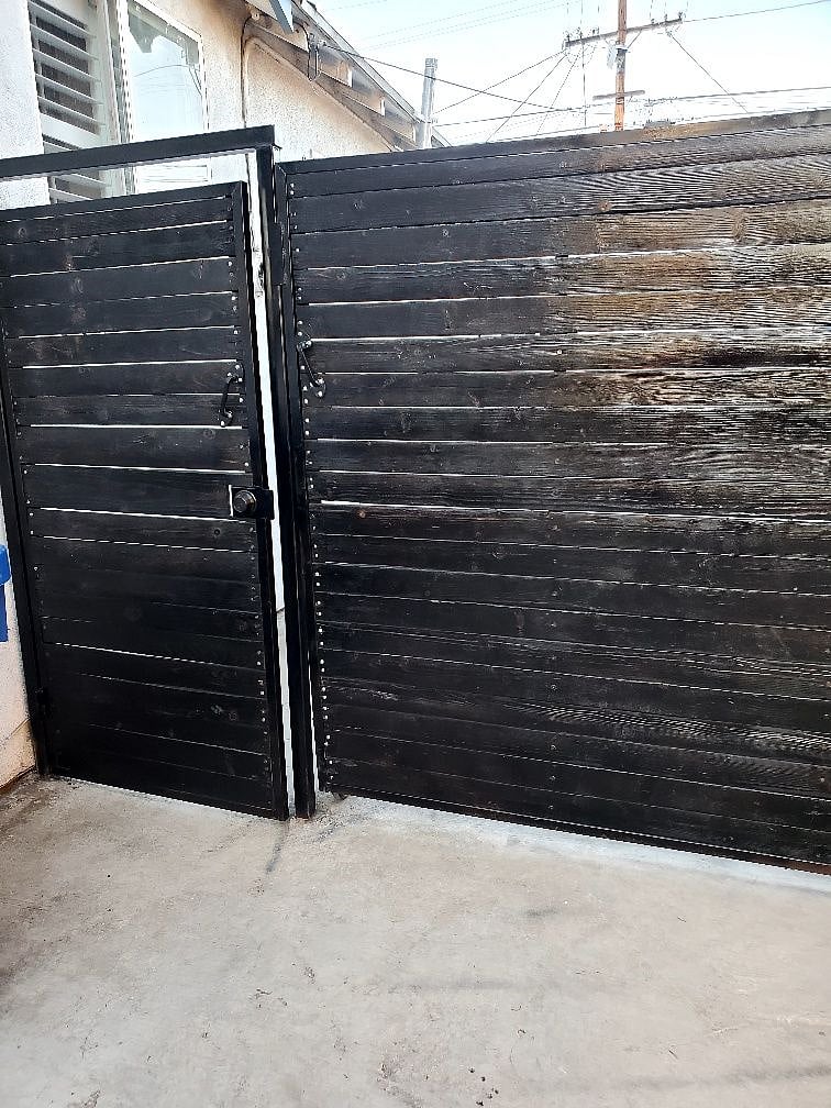 Pedestrian gate on the left. Always lock the gate behind you. You don't see the doorbell but since this picture was taken we have added one for you.