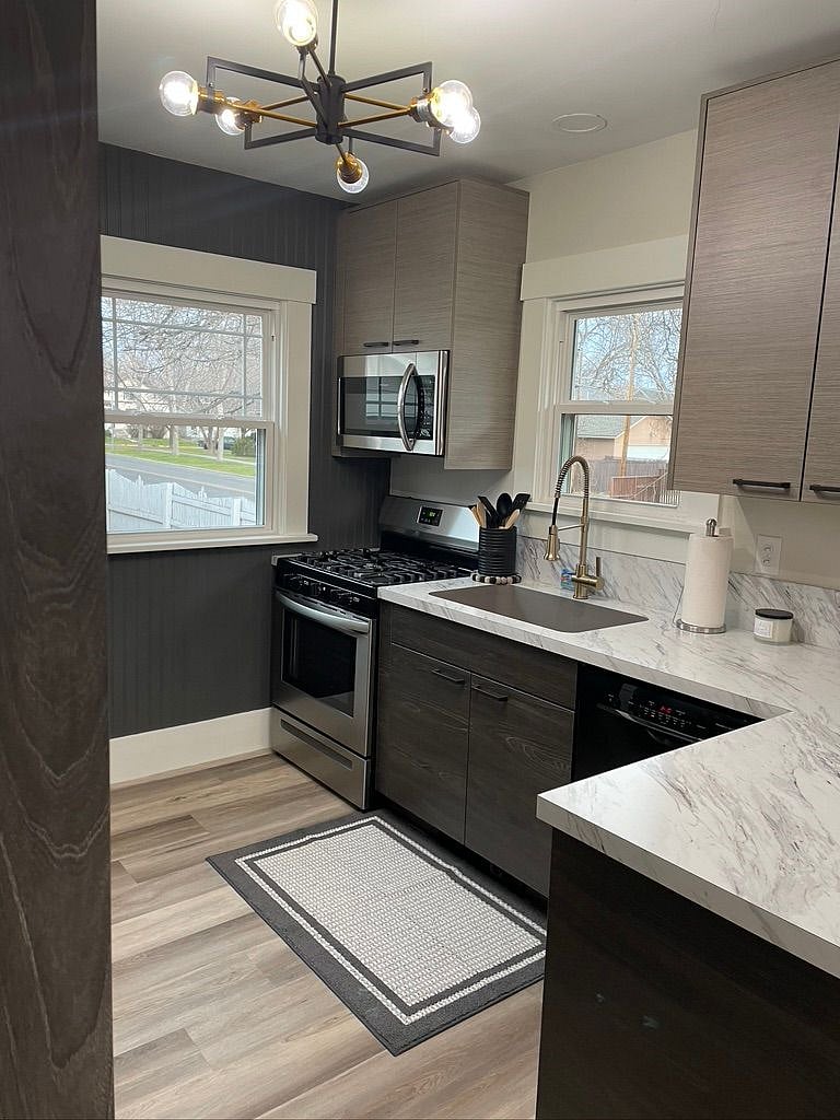 Full size appliances with gas range/oven