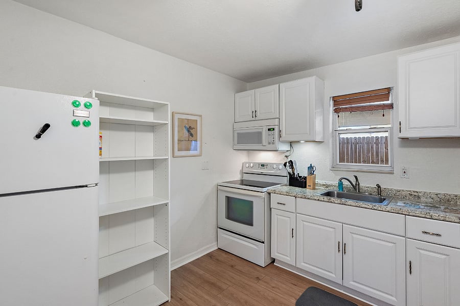 Full kitchen