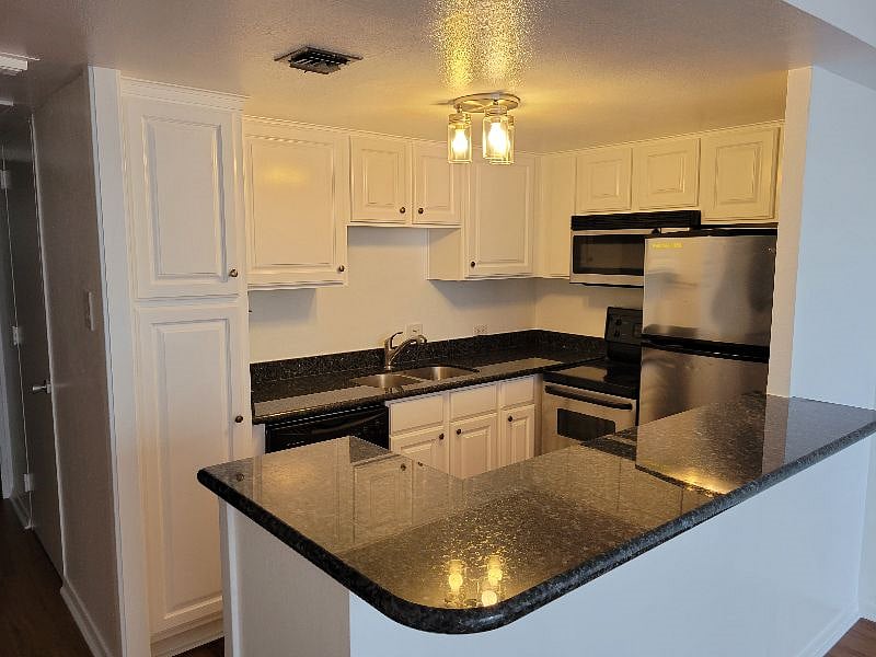Full kitchen with everything you need. 