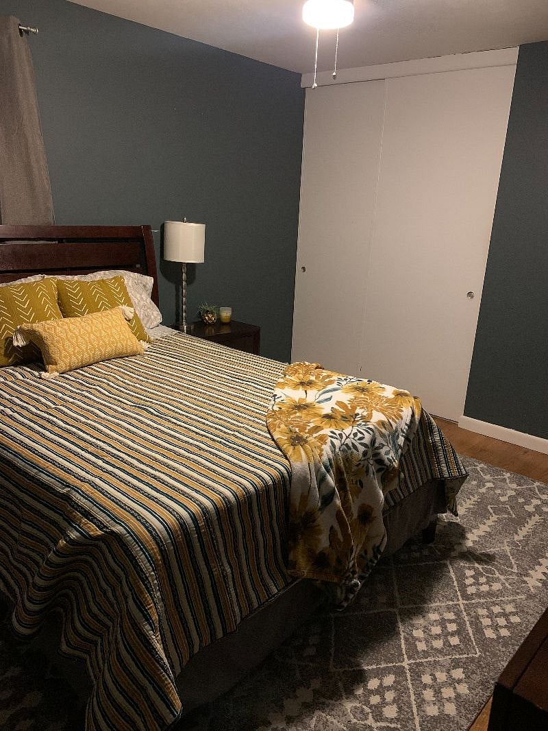 queen bed with large closet