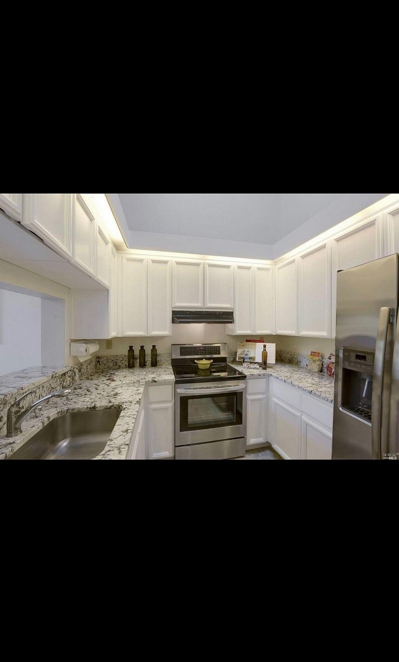 Shared kitchen with lots of space to store your personal kitchen-related items. I have a microwave, toaster, oven, air-fryer, lots of cooking pans/pots, a hot pot water boiler, and a fridge water dispenser with filtered water.
Cups, mugs, dishes, and utensils provided.