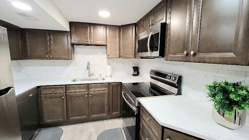 Private Mother-In-Law Suite: Full Kitchen