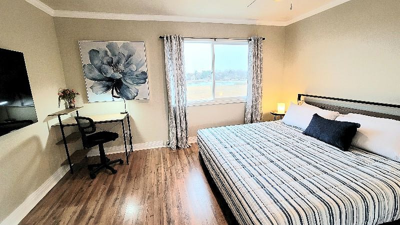 Private: King Bedroom w/ En-Suite Bathroom (Lake View From Bedroom)