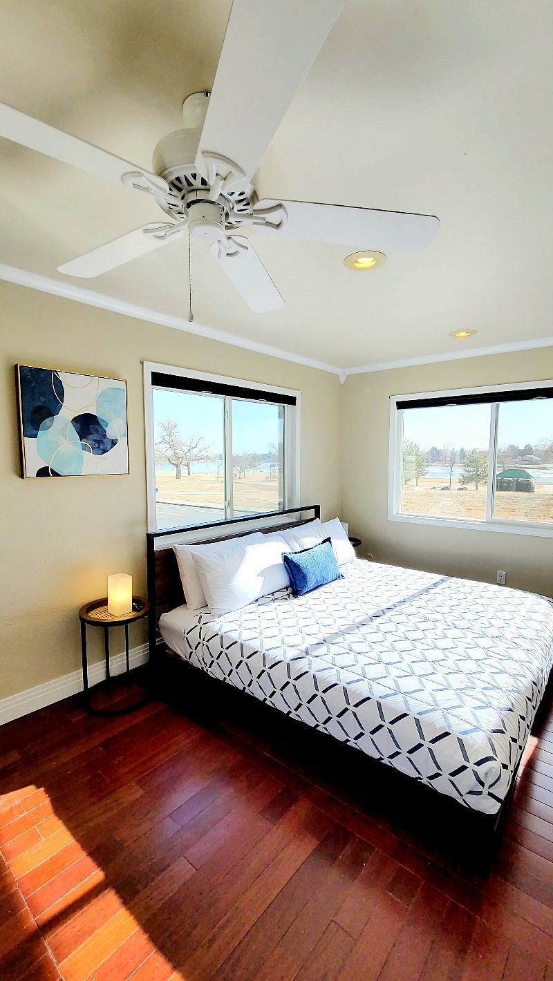 Private: King Bedroom w/ Private Bathroom (Lake View From Bedroom)