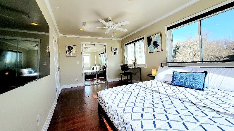 Private: King Bedroom w/ Private Bathroom (Lake View From Bedroom)