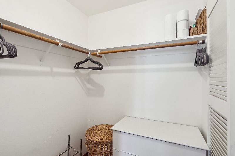 walk in closet
