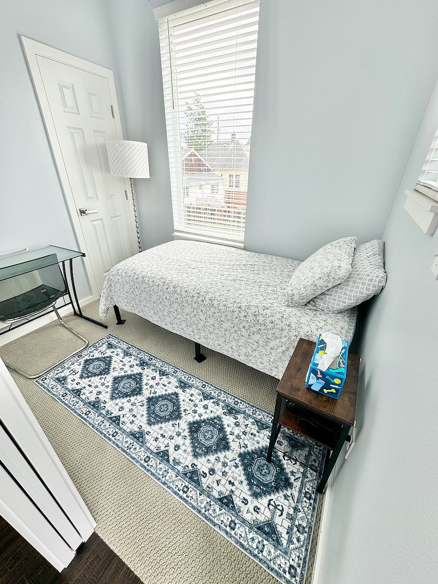 Bedroom 3  Twin Bed & Desk (2nd Floor). No en suite bathroom; guests must use shared bathrooms in other bedrooms or the powder room 
on the 1st floor. No closet or clothing storage available.