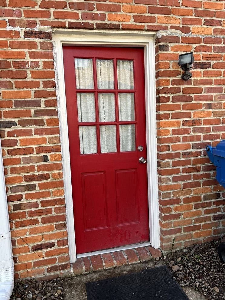 This is your private entrance. Park on the right side of the driveway (don't block the car in the garage). This is on the right side (facing the house, back to the mailbox).