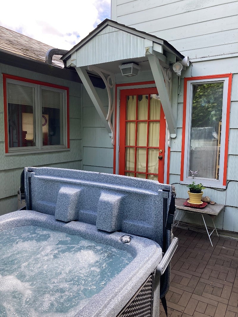 Hot tub with jets