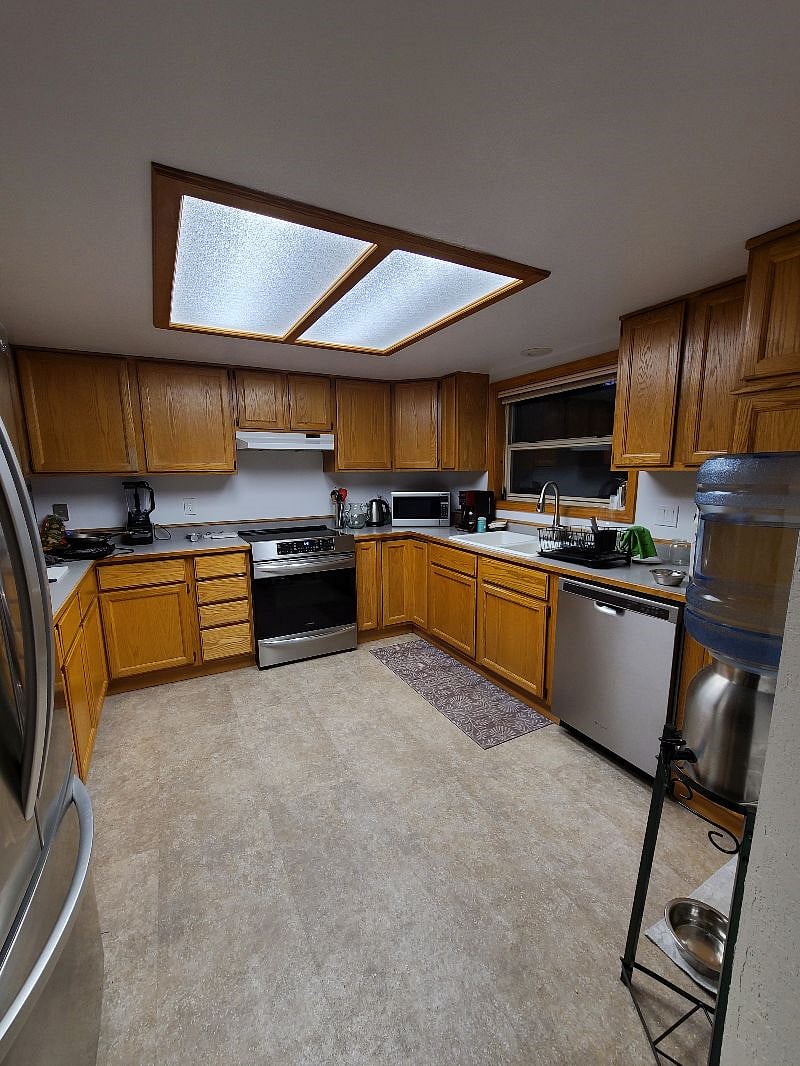 kitchen - well appointed with fridge access