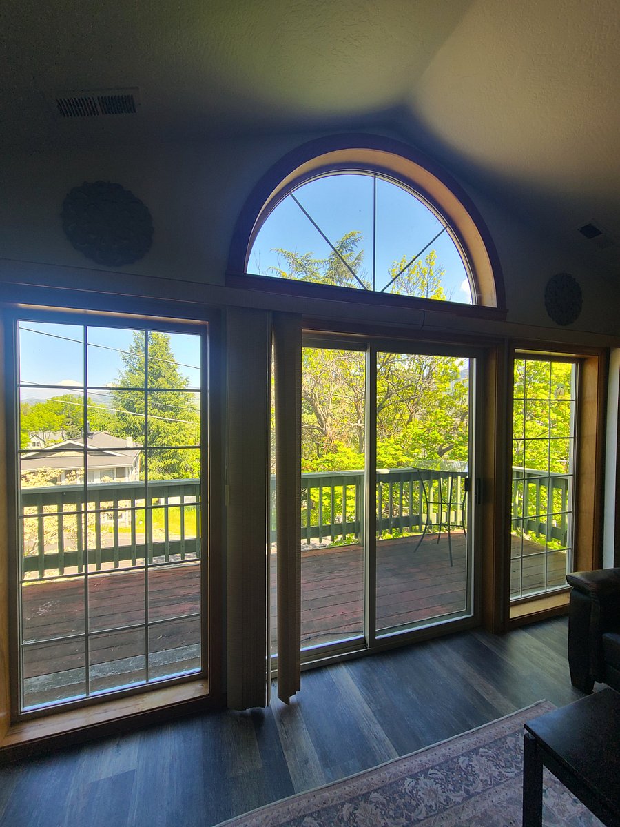 FRONT OF HOUSE VIEW