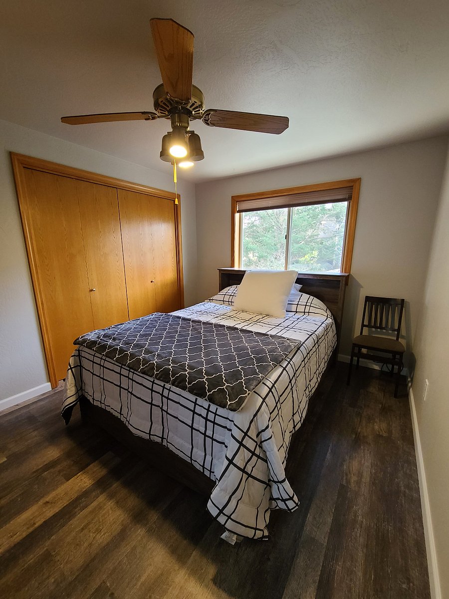 SMALLER BEDROOM