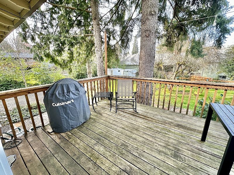 Cuisinart 360 Grill on the deck for guest use.