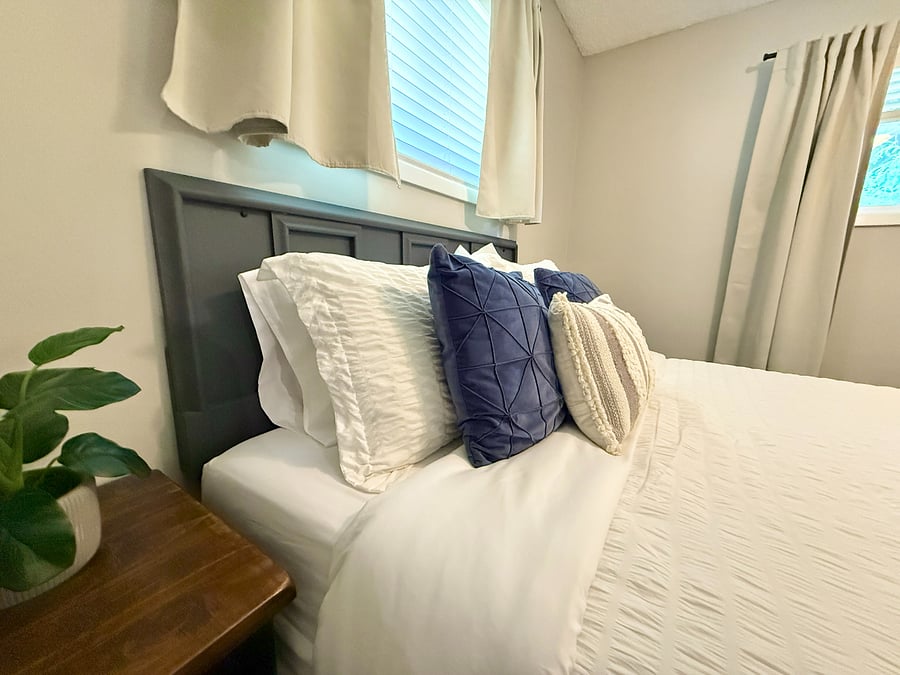 Master bedroom with queen bed and half bath ensuite (some decor updated). Window AC unit.

View video walk through here:
https://youtu.be/dNdPRkJrlbo