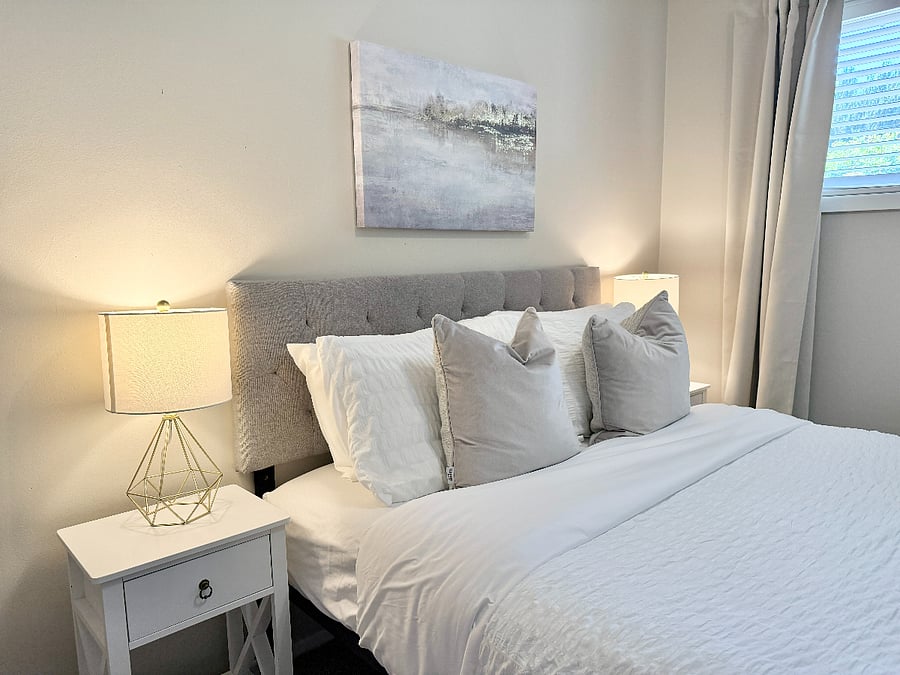 Secondary bedroom with queen bed. Also includes a smart TV.

View video walk through here:
https://youtu.be/dNdPRkJrlbo