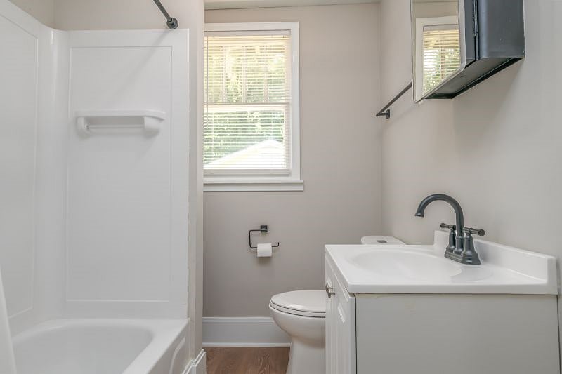 Private Bathroom for Bedroom B