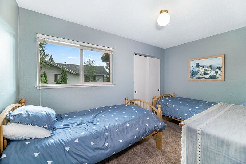 Upstairs 2 twin beds.