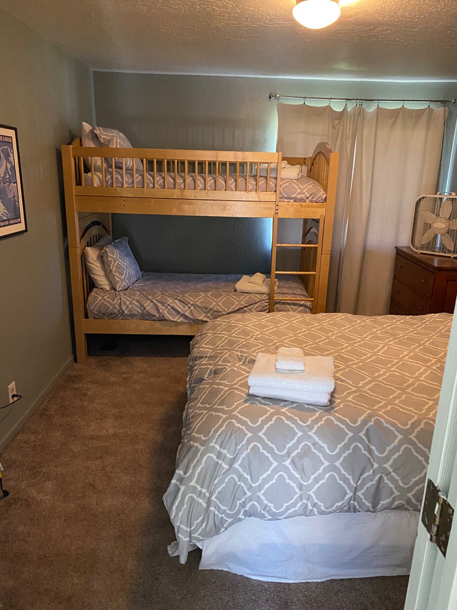 Downstairs queen/ bunk room ensuite