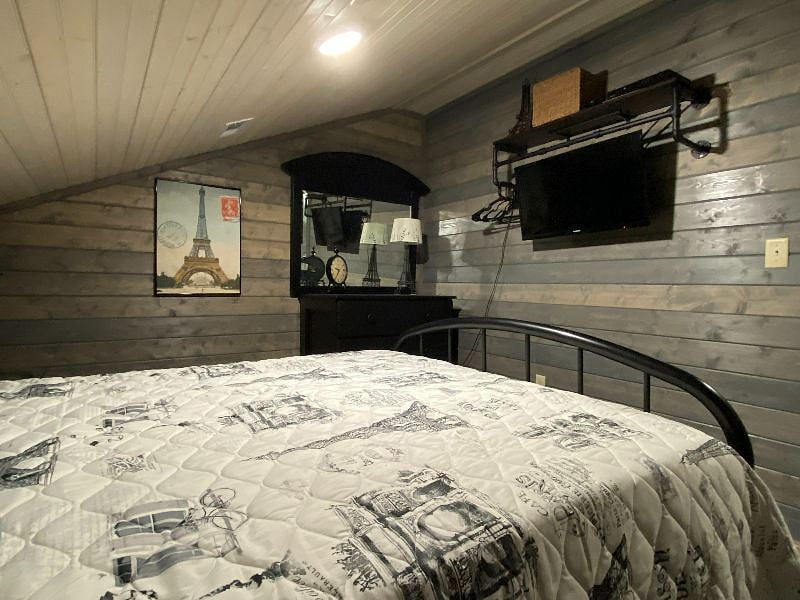 Master View with TV/Dresser 