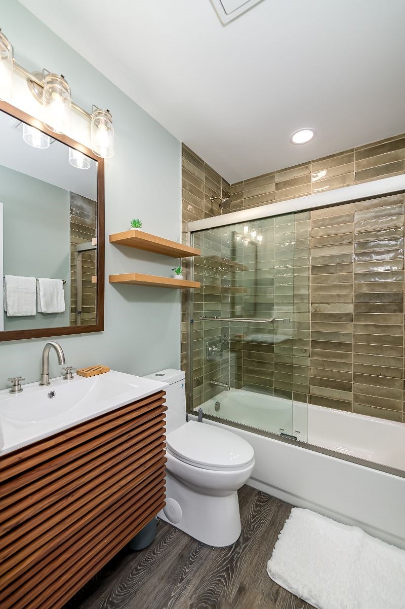 Beautiful Bathroom with a Spacious Closet