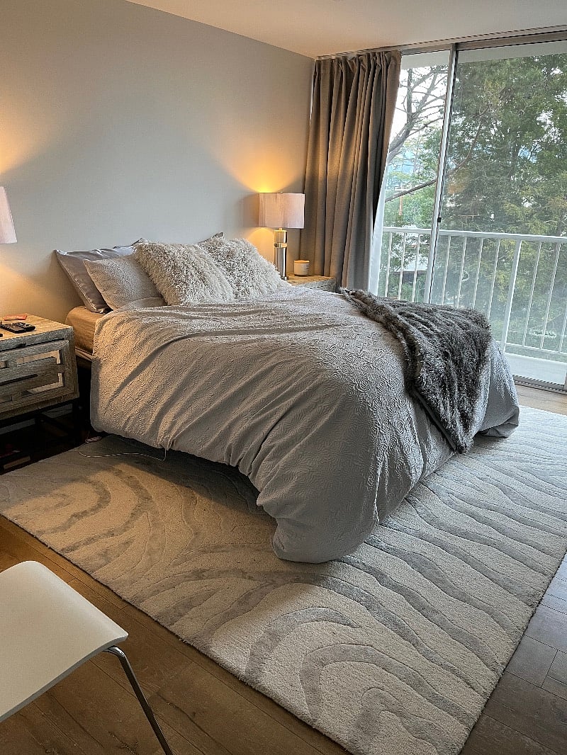 Bedroom with adjustable bed 