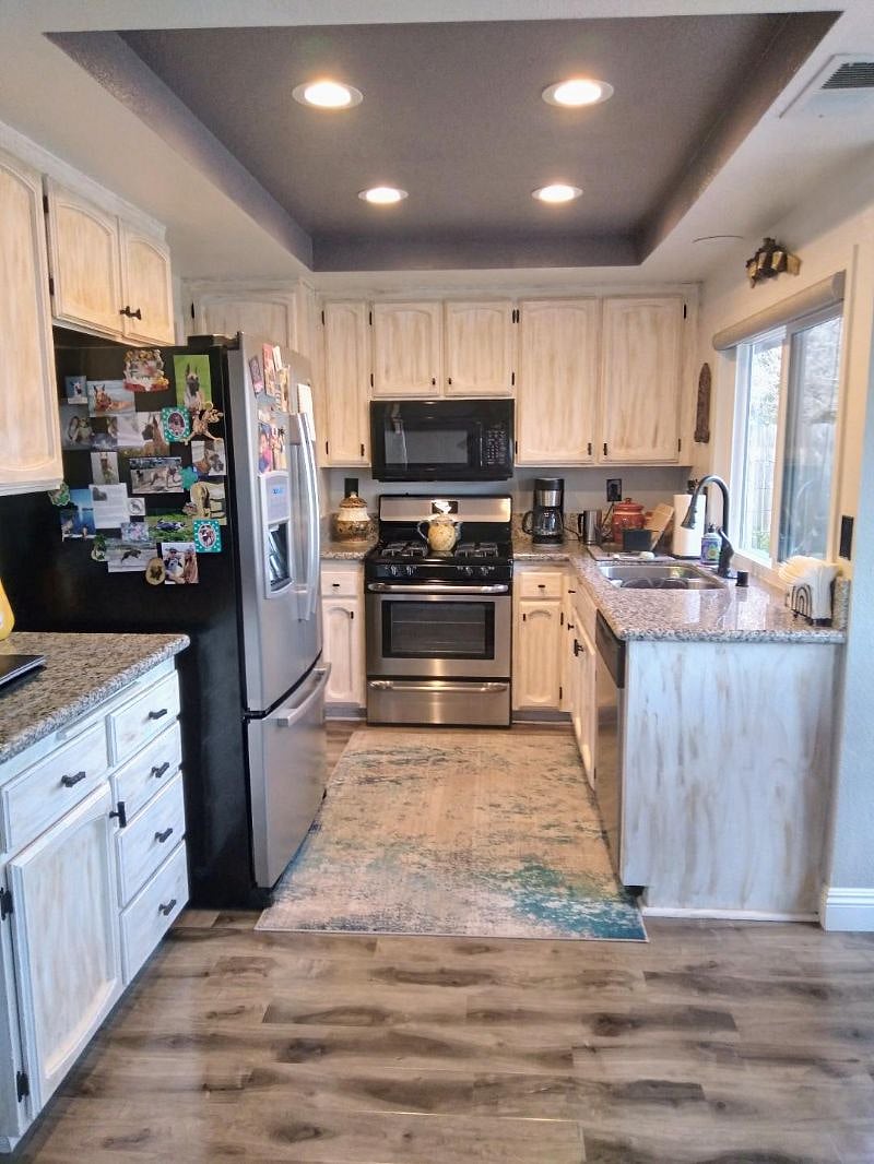 Shared kitchen with plenty of room in frig and freezer. 