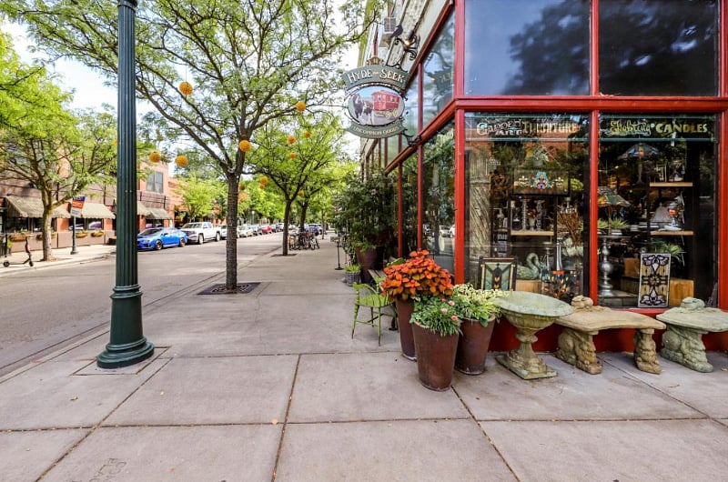 Only 5 minutes to Hyde Park shops and restaurants