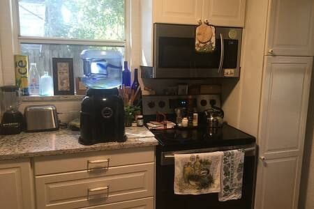 Fully equipped (all electric) modern kitchen shared w. owner