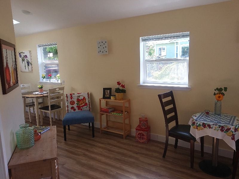 Available Oct. 28th..
Lots of full natural lite with large windows and skylight