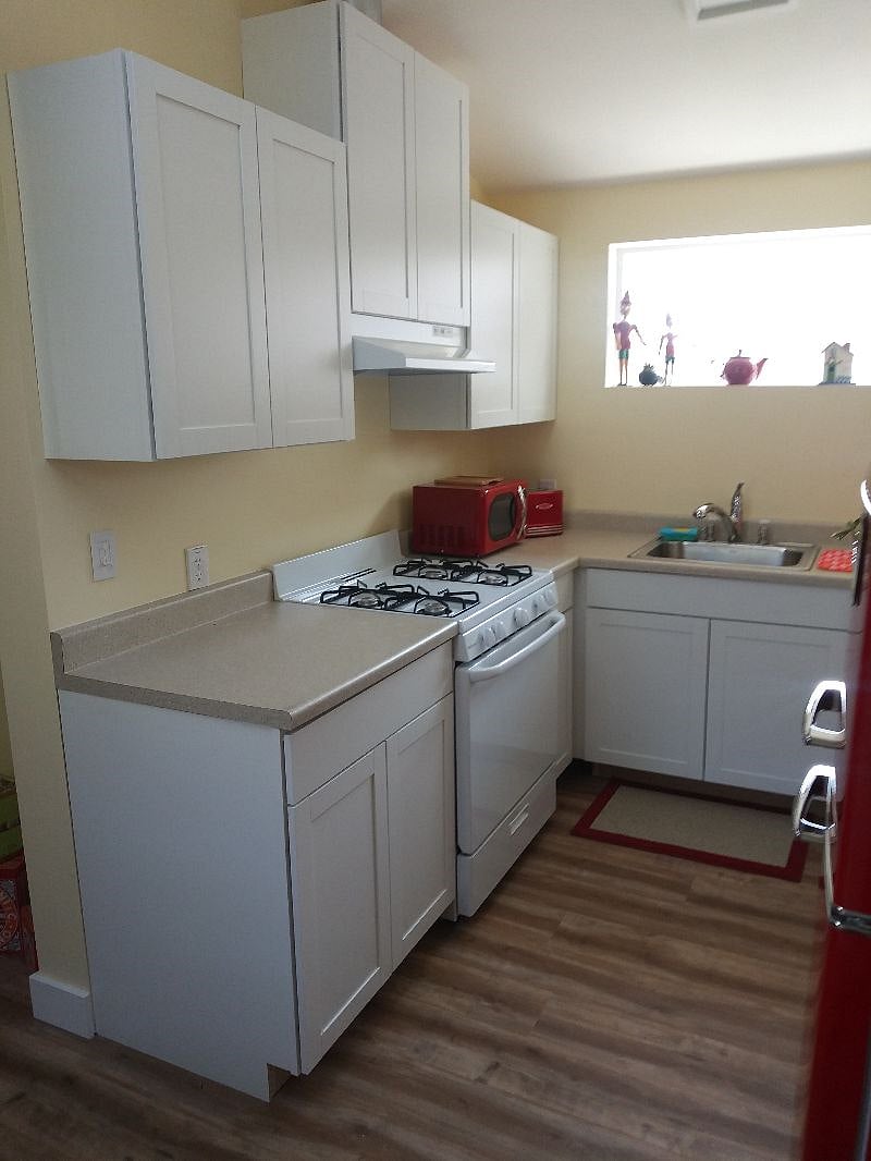 Full kitchen with dishwasher, gas stove/oven