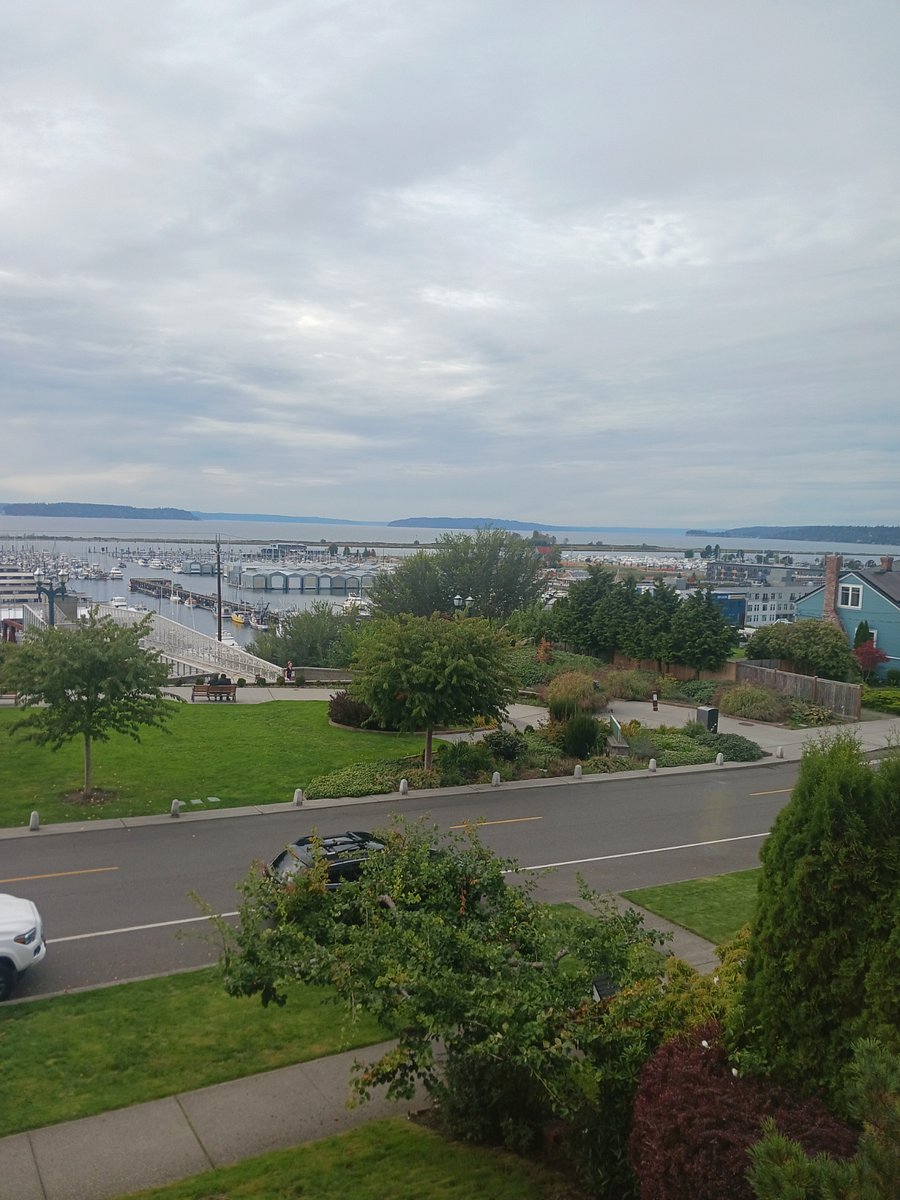 View from living room to waterfront. Over 25 restaurants within walking distance down on the waterfront.