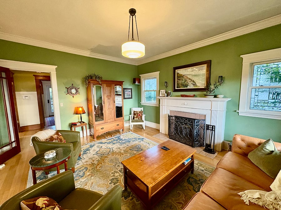 Living room with smart TV (in hutch).
