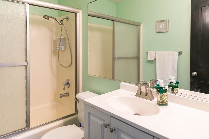 Guest bathroom
Tub & shower