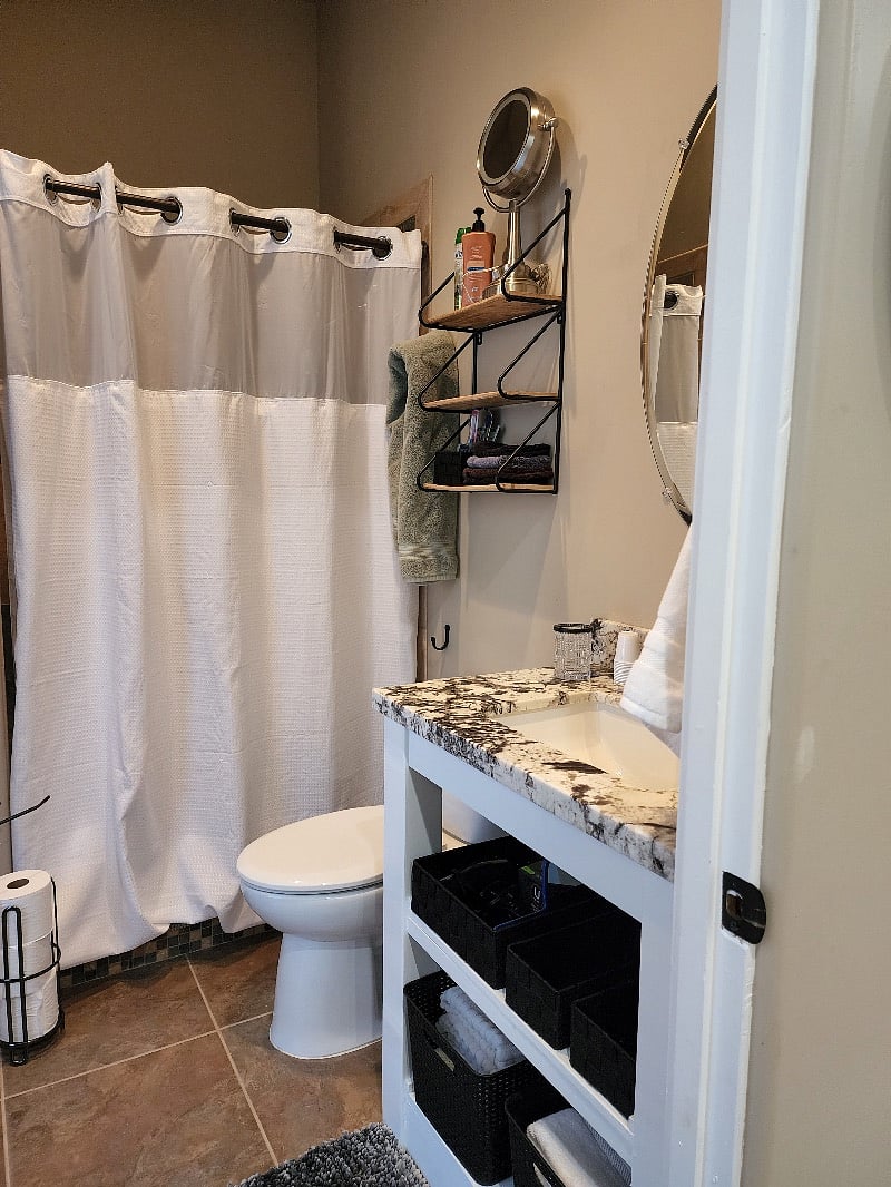 Large walk in shower with  shampoo and conditioner 