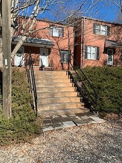 Steps from street parking to front entrance.