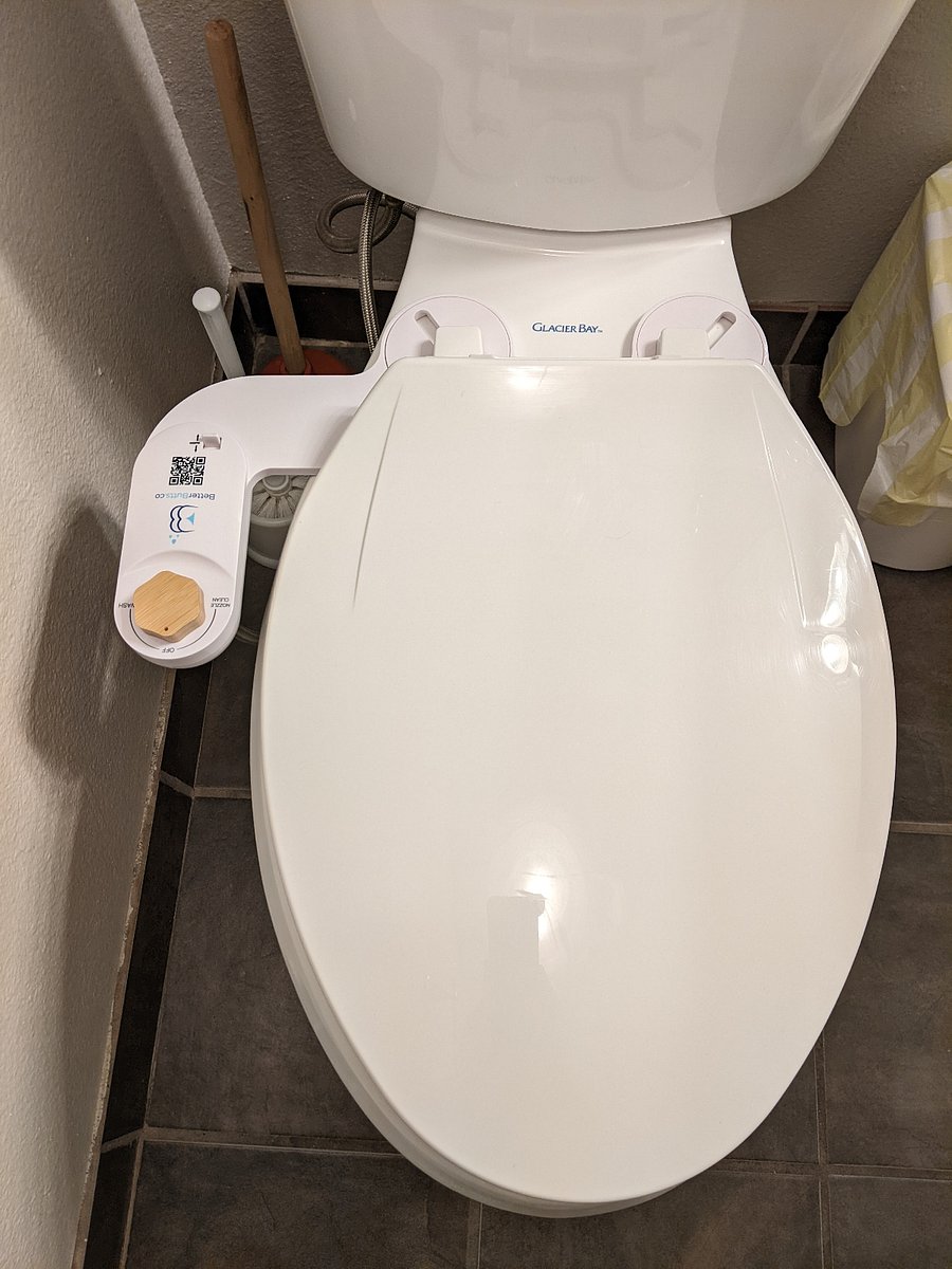 Bidet in the bathroom 