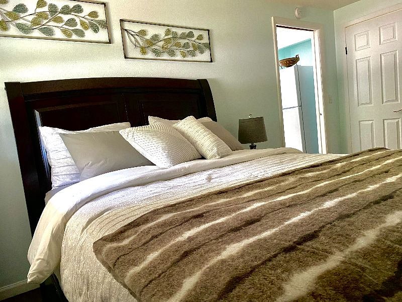 Comfy queen bed with memory foam pillows.