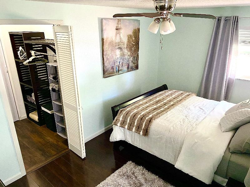 Queen bed with new plush mattress. Room darkening blinds and walk in closet.