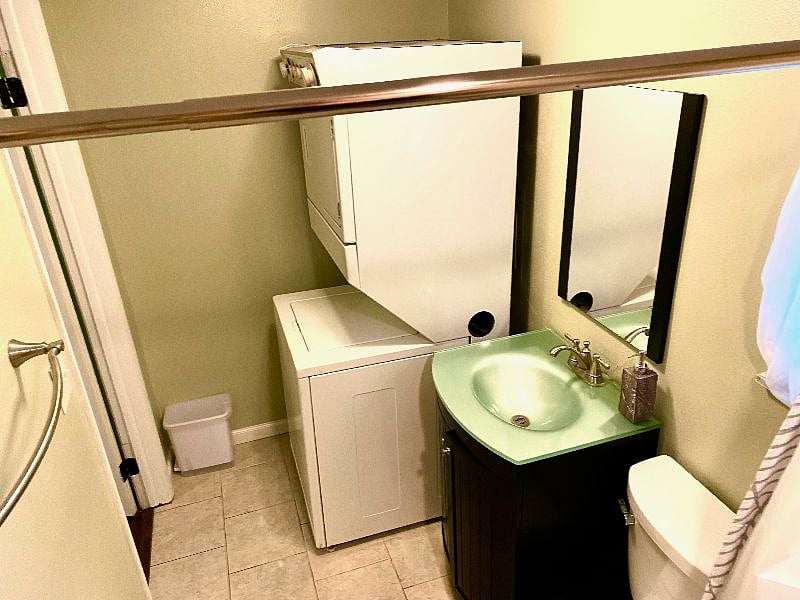 Full size washer/dryer.